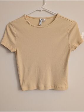 H&M Divided Pale Pastel Baby Butter Yellow Ribbed Short Sleeve Crop Top